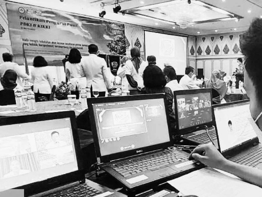 Kru SRB Broadcast mengoperasikan laptop produksi di area kontrol acara.