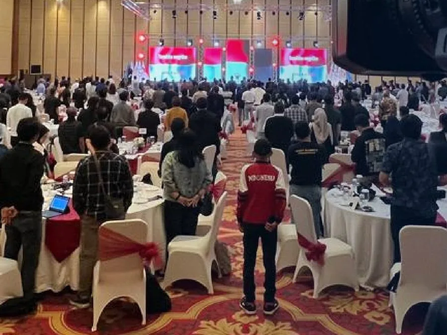 Kamera produksi mengarah ke panggung ballroom saat acara berlangsung.