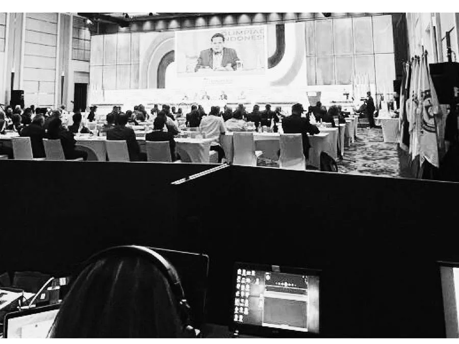 Posisi kontrol produksi pada sidang pleno nasional, foto hitam putih.