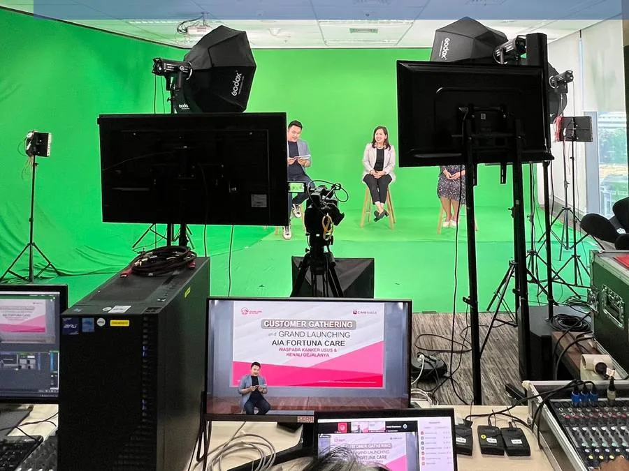Studio green screen dengan kamera dan lighting untuk produksi komersial.