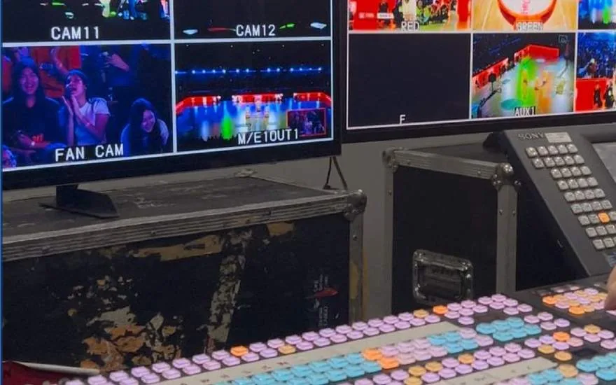 Dinding multiview pertandingan basket di samping panel switcher.