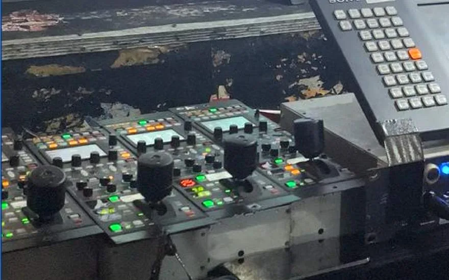 Audio mixer dan panel kontrol siaran di lokasi turnamen.