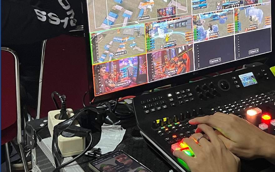 Operator switcher di depan multiview pertandingan esports.