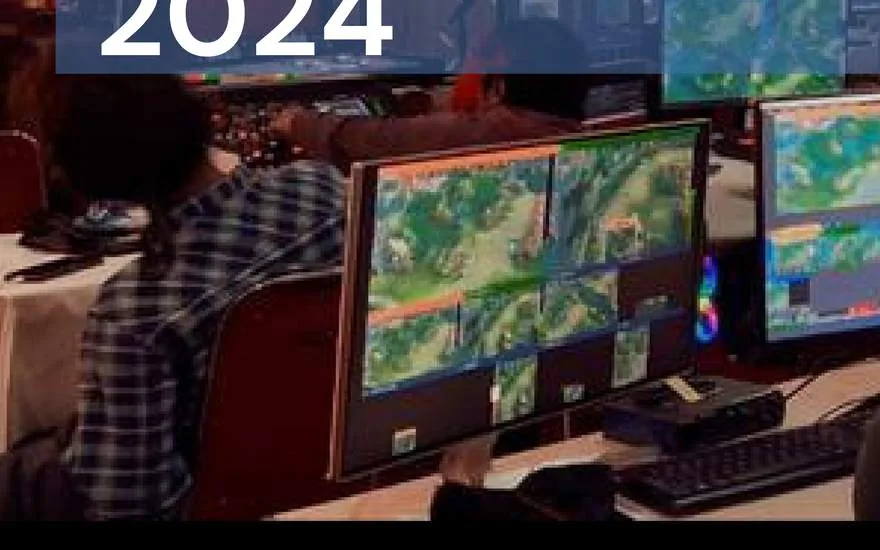 Meja produksi dengan monitor pertandingan e-sport PON XXI.