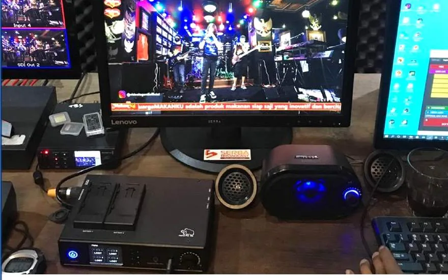 Monitor program menampilkan panggung konser Dewa 19.