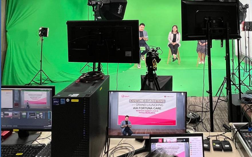 Studio green screen dengan kamera dan monitor peluncuran produk.