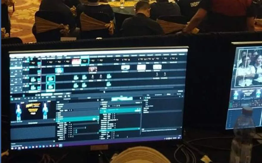 Panel kontrol dan monitor di ruang rapat Komite Olimpiade Indonesia.