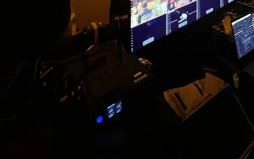 Kamera dan monitor produksi pada malam penganugerahan.